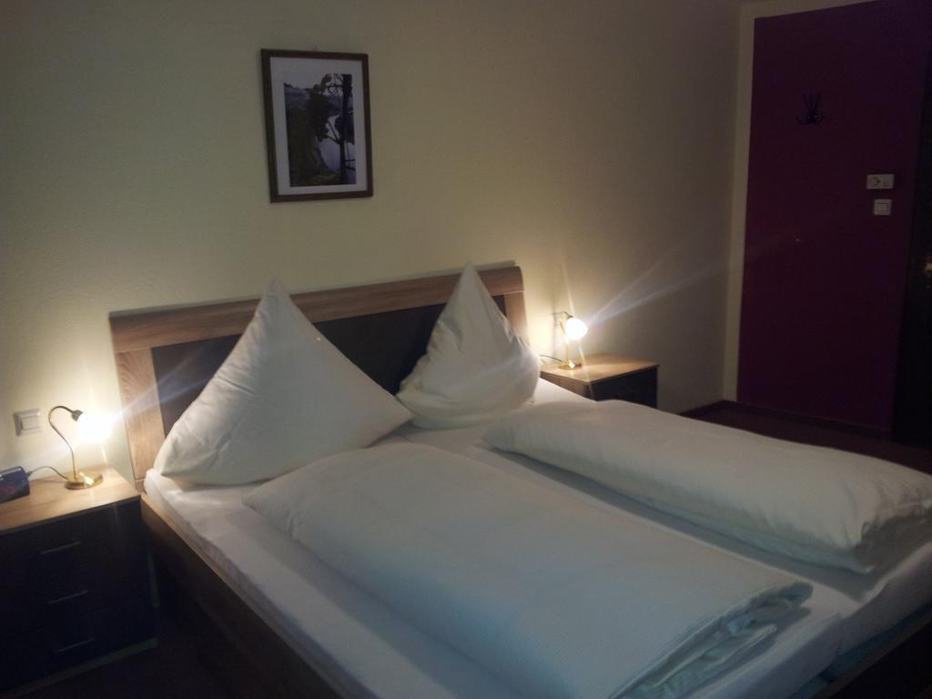 Hotel Zur Winzergenossenschaft Ernst Luaran gambar