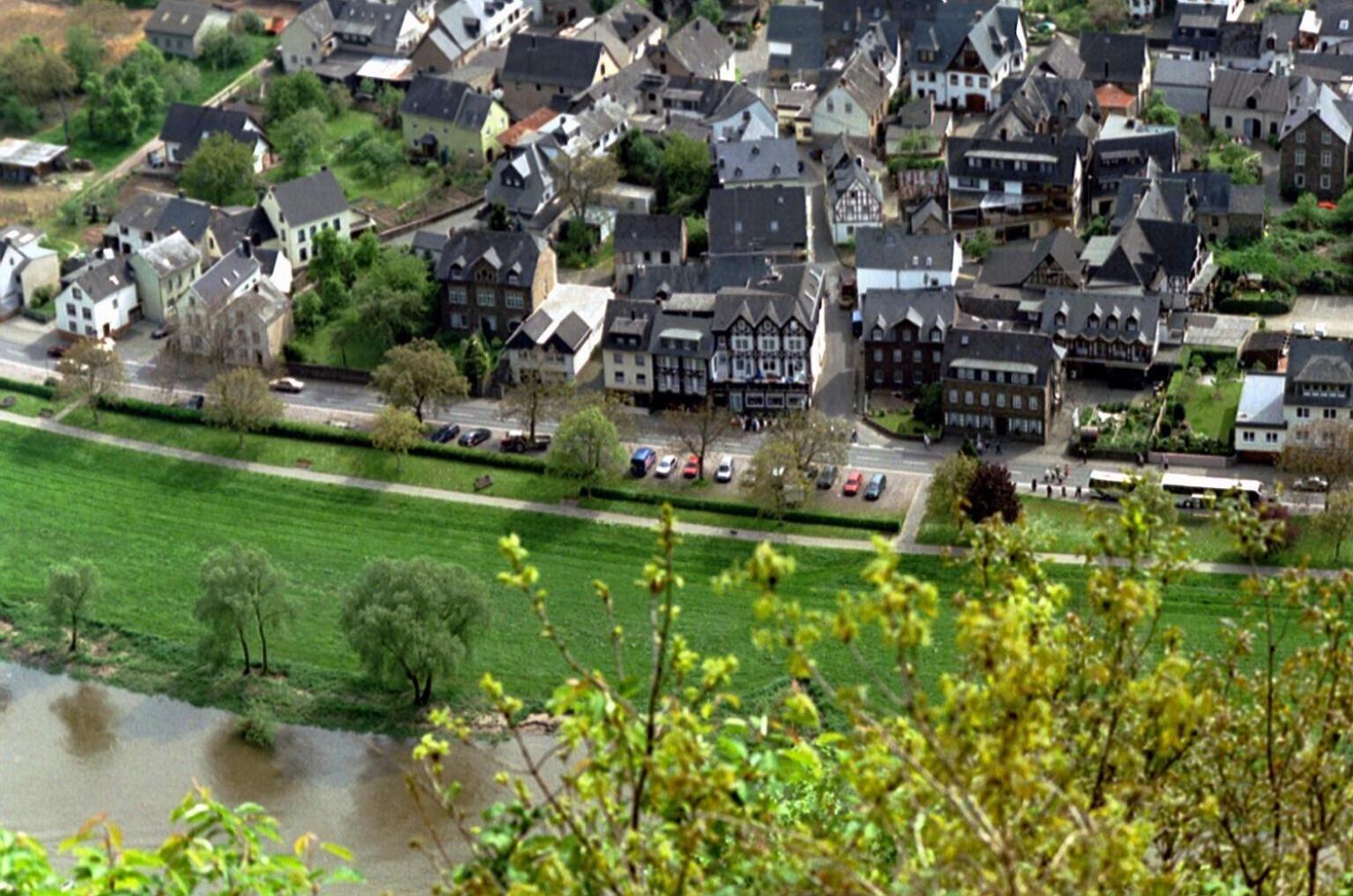 Hotel Zur Winzergenossenschaft Ernst Luaran gambar
