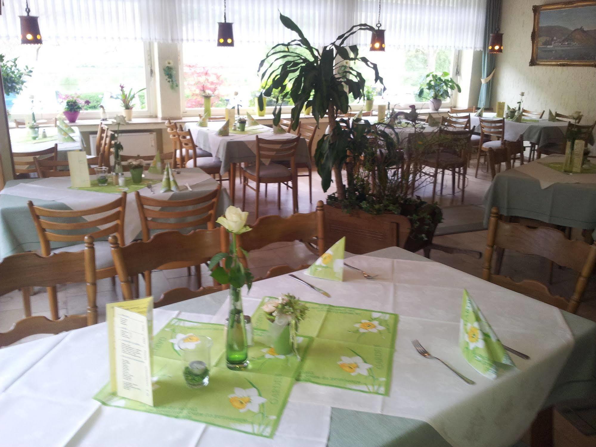 Hotel Zur Winzergenossenschaft Ernst Luaran gambar