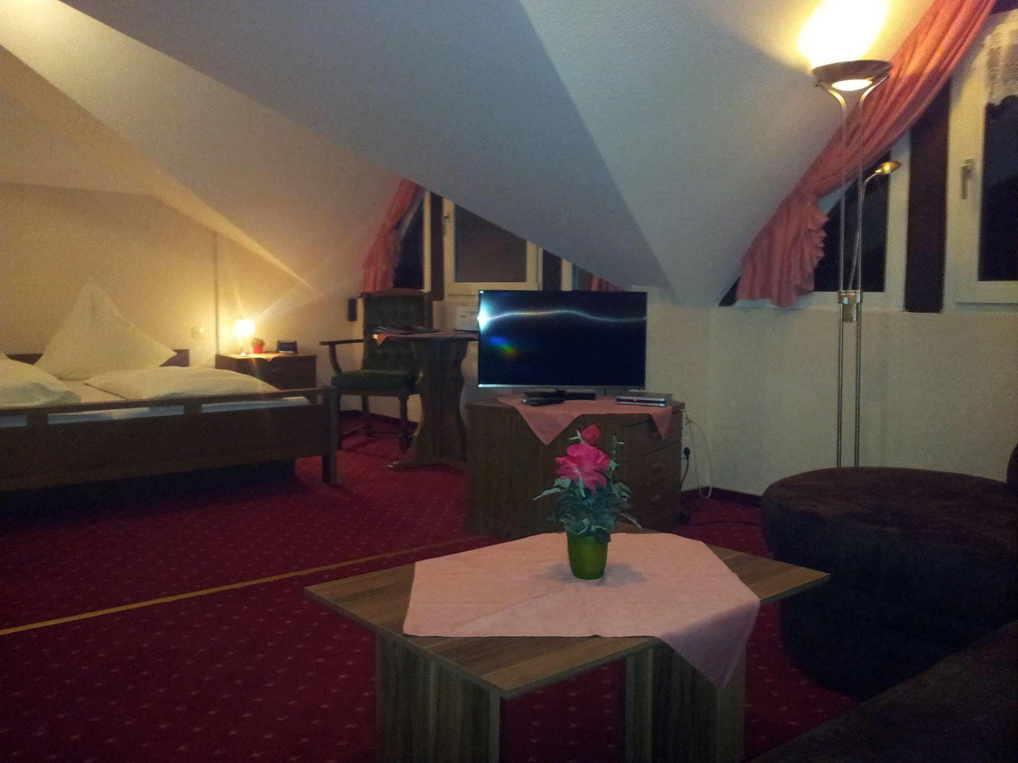 Hotel Zur Winzergenossenschaft Ernst Luaran gambar