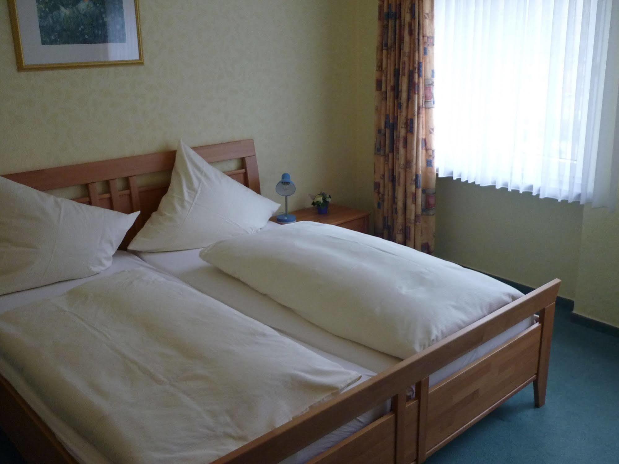 Hotel Zur Winzergenossenschaft Ernst Luaran gambar
