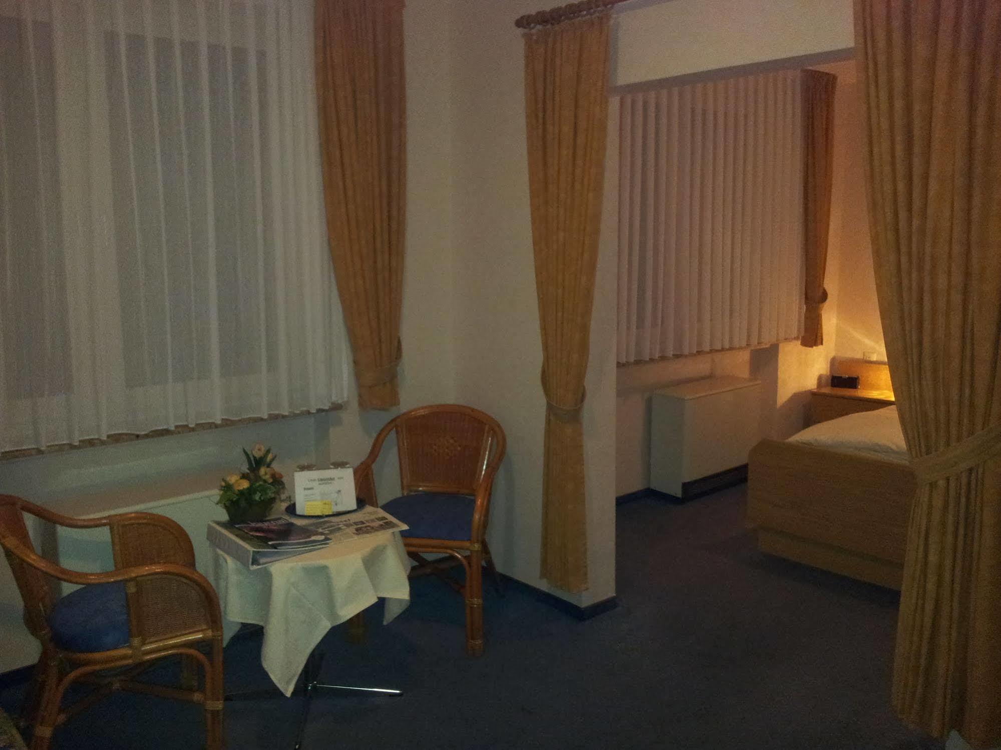 Hotel Zur Winzergenossenschaft Ernst Luaran gambar