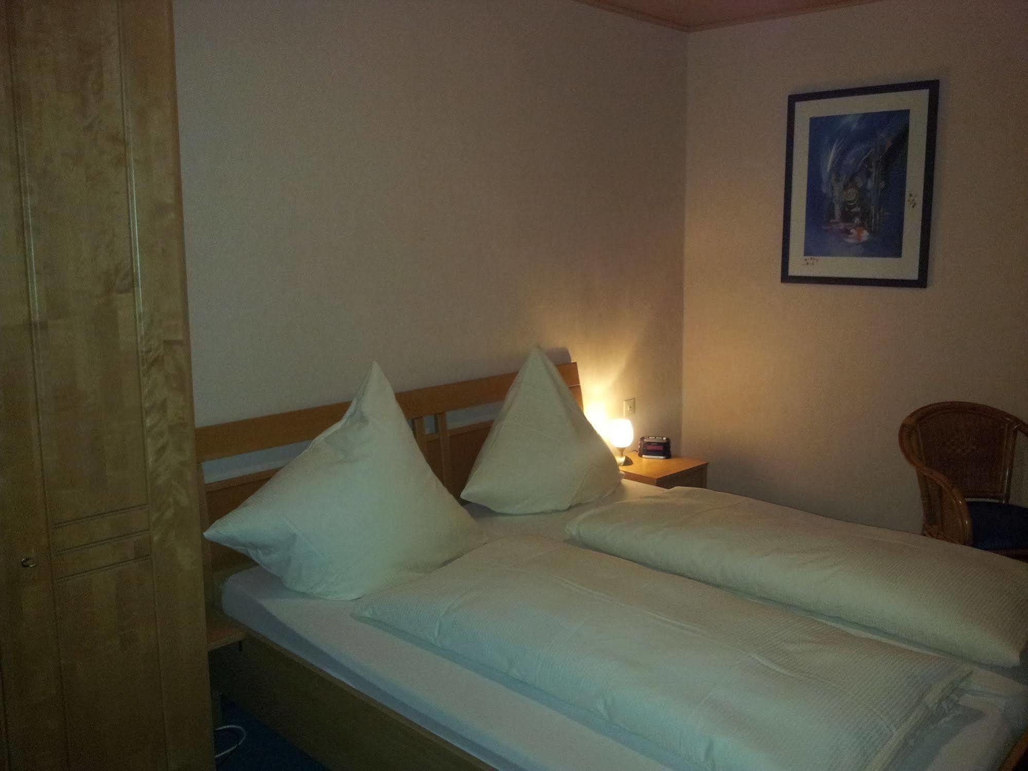 Hotel Zur Winzergenossenschaft Ernst Luaran gambar